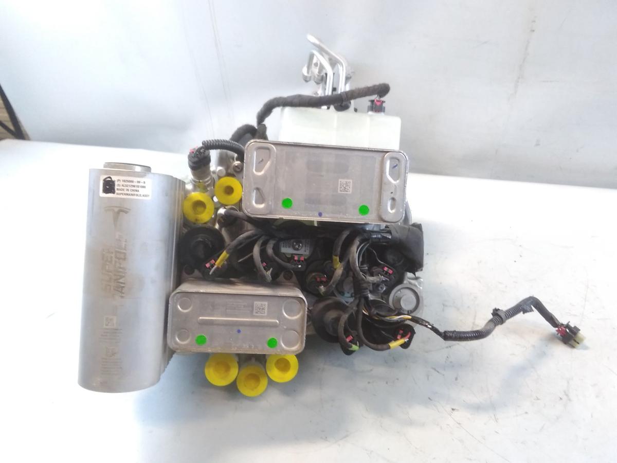 Tesla Model Y original Wärmtauscher Super Manifold mit Octavalve Bj.2023